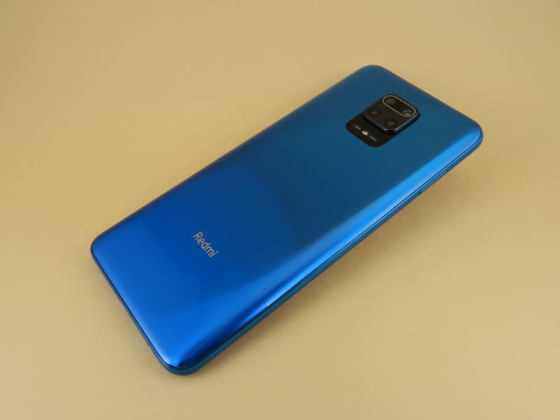 背面に中央の上側にカメラをレイアウト。「Xiaomi」のロゴではなく、「Redmi」のロゴがプリントされている