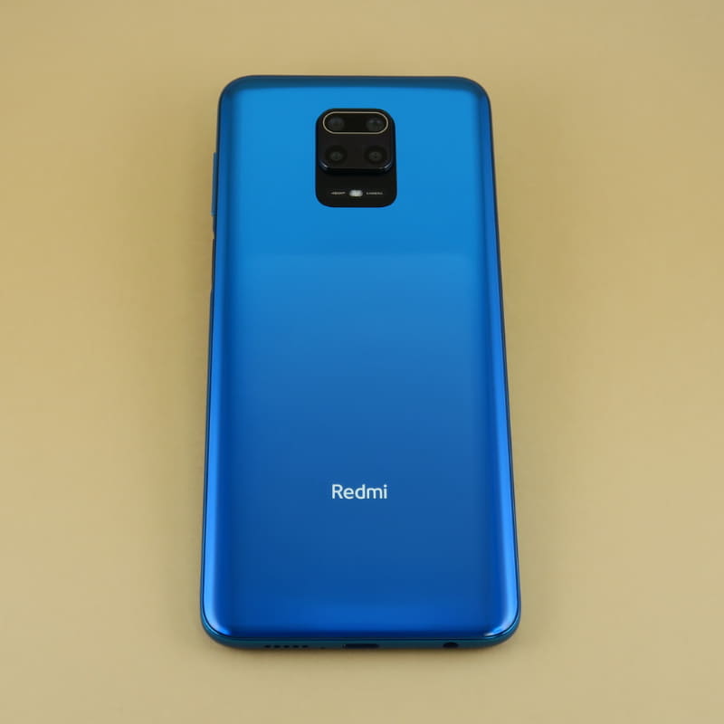 背面は左右対称の美しいデザイン。ガラスを使い、このクラスとは思えないほどの仕上がり