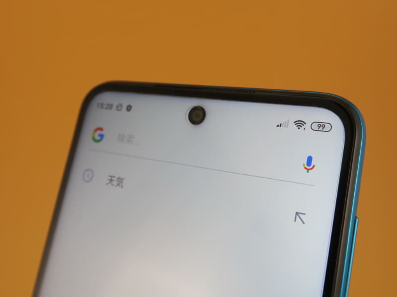 前面カメラはディスプレイ内のパンチホールに搭載。ディスプレイには出荷時に実使用が可能な保護フィルムが貼られている