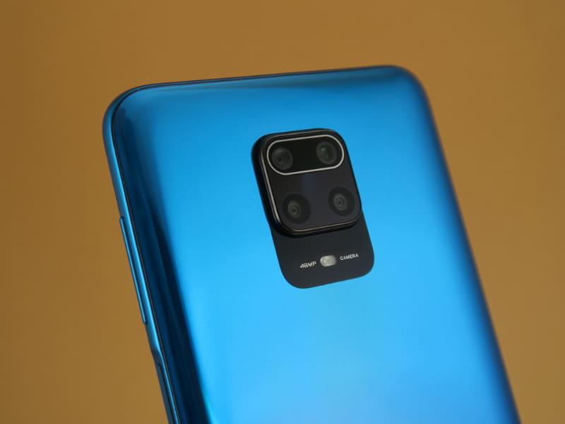 背面中央に4眼カメラを搭載。カメラ部の下にLEDフラッシュも装備