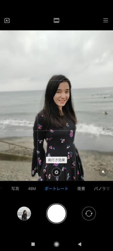 モデル：<a href="http://bonbon-famin.com/cn2/g01.html" class="strong bn" target="_blank">るびぃ</a>（ボンボンファミンプロダクション）</br>カメラ起動時、左右にスワイプすることでカメラモードを切り替えることができる