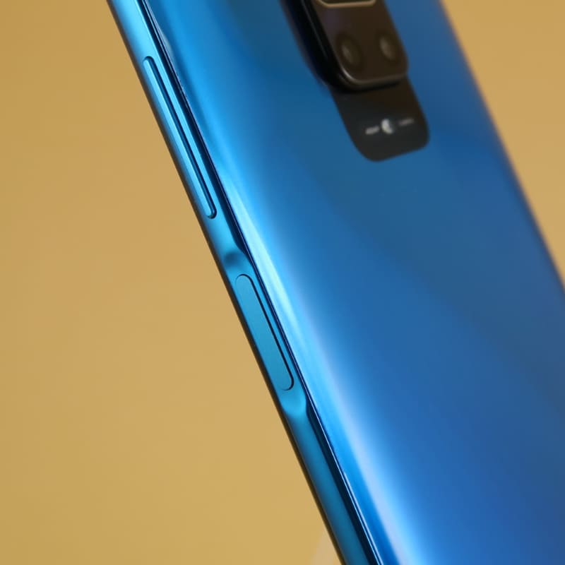 電源ボタンに指紋センサーを内蔵。電源ボタンを軽く一度、押せば、すぐにロックが解除され、使いはじめることができる