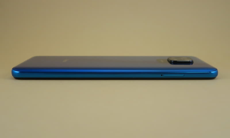 左側面はSIMカードトレイのみを備える。カメラ部は突起があるため、カバーの装着がおすすめ