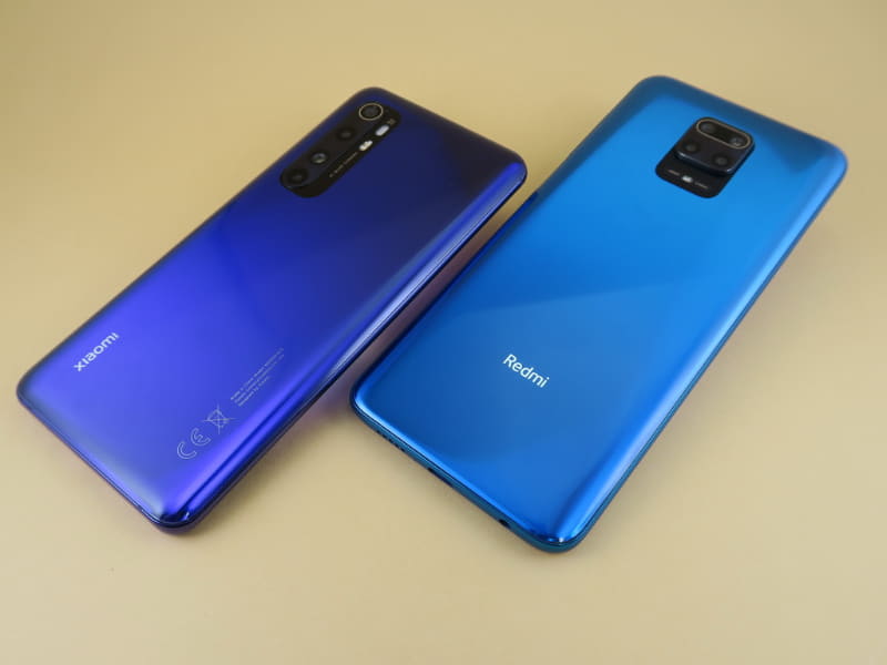「Mi Note 10 Lite」（左）と「Redmi Note 9S」（右）の背面。カメラ位置だけでなく、縦方向と横方向で、デザインも大きく違う
