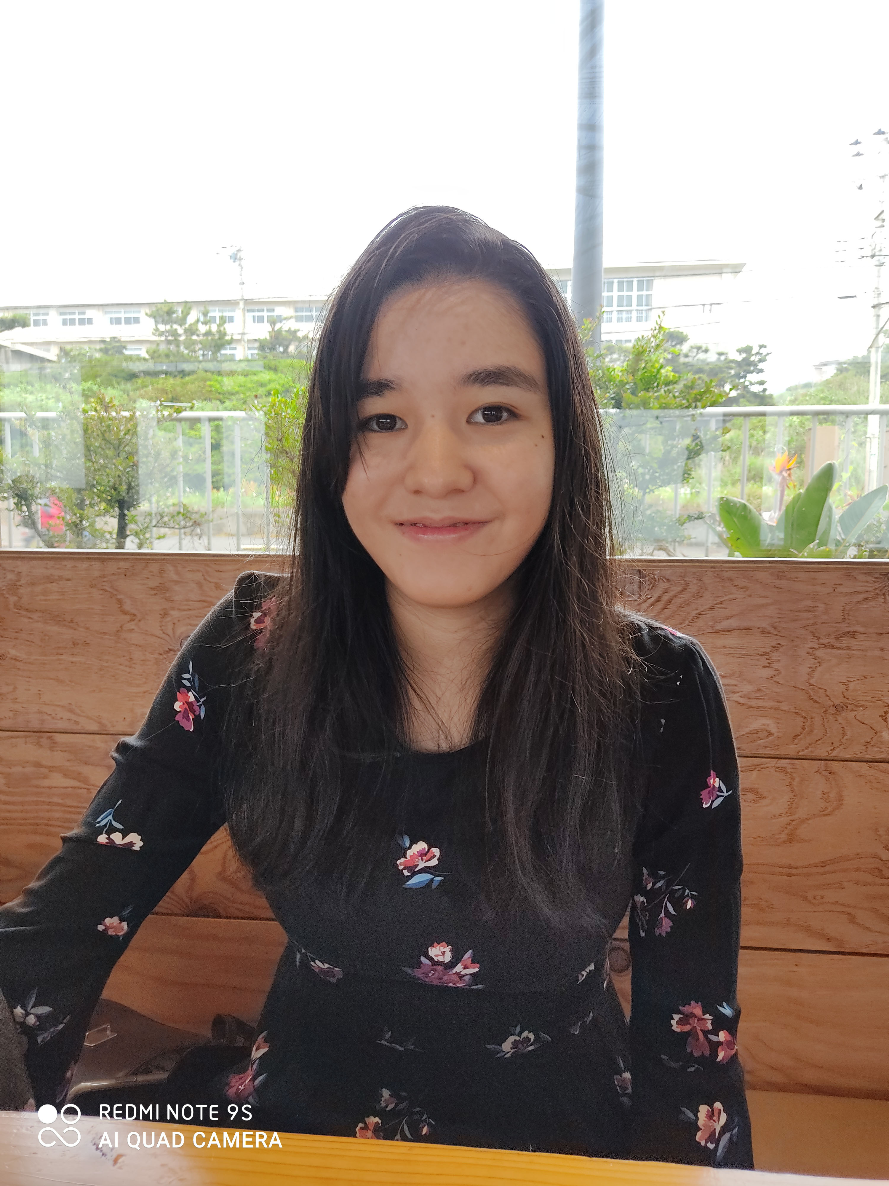 室内で撮影。背景が明るい逆光のシーンでも顔を認識して、明るく撮影できた