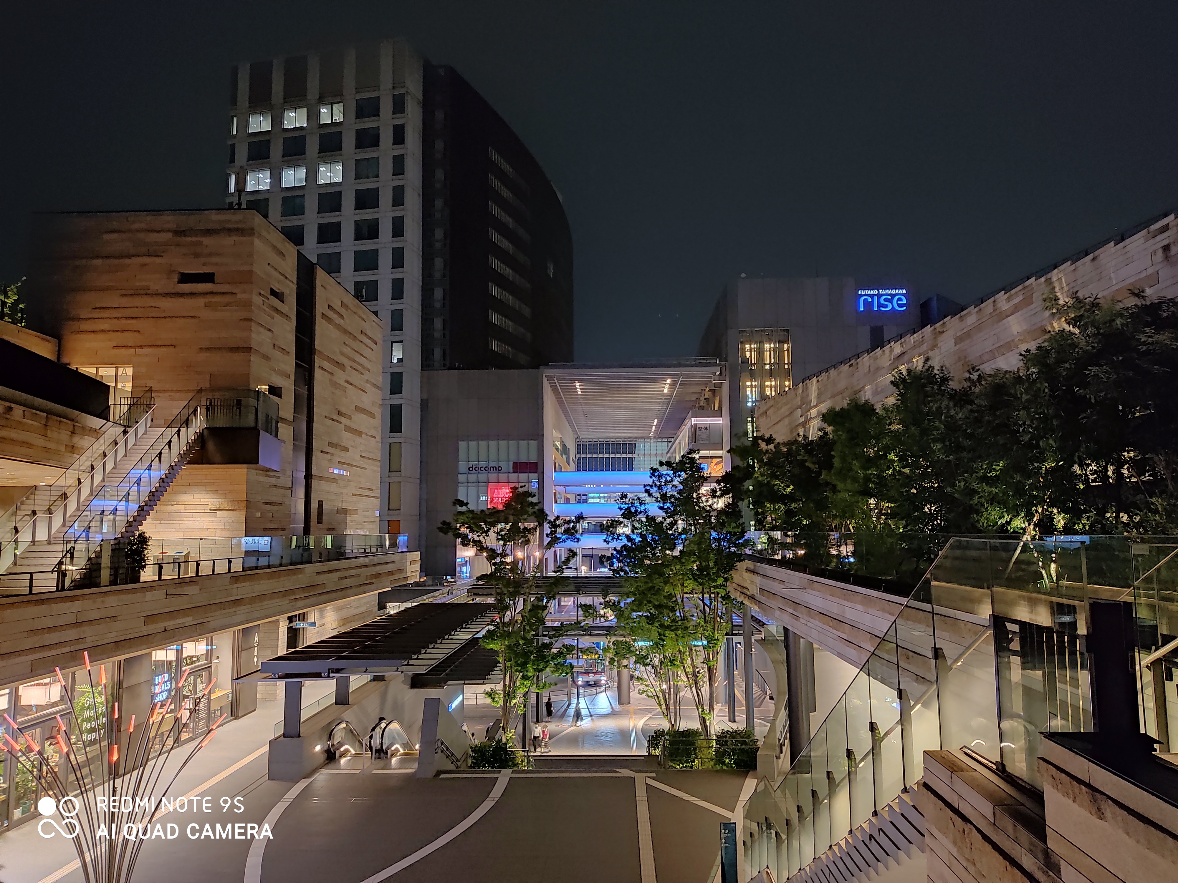 夜景モードで撮影。明るい部分が浮かび上がるような写真が撮影できた