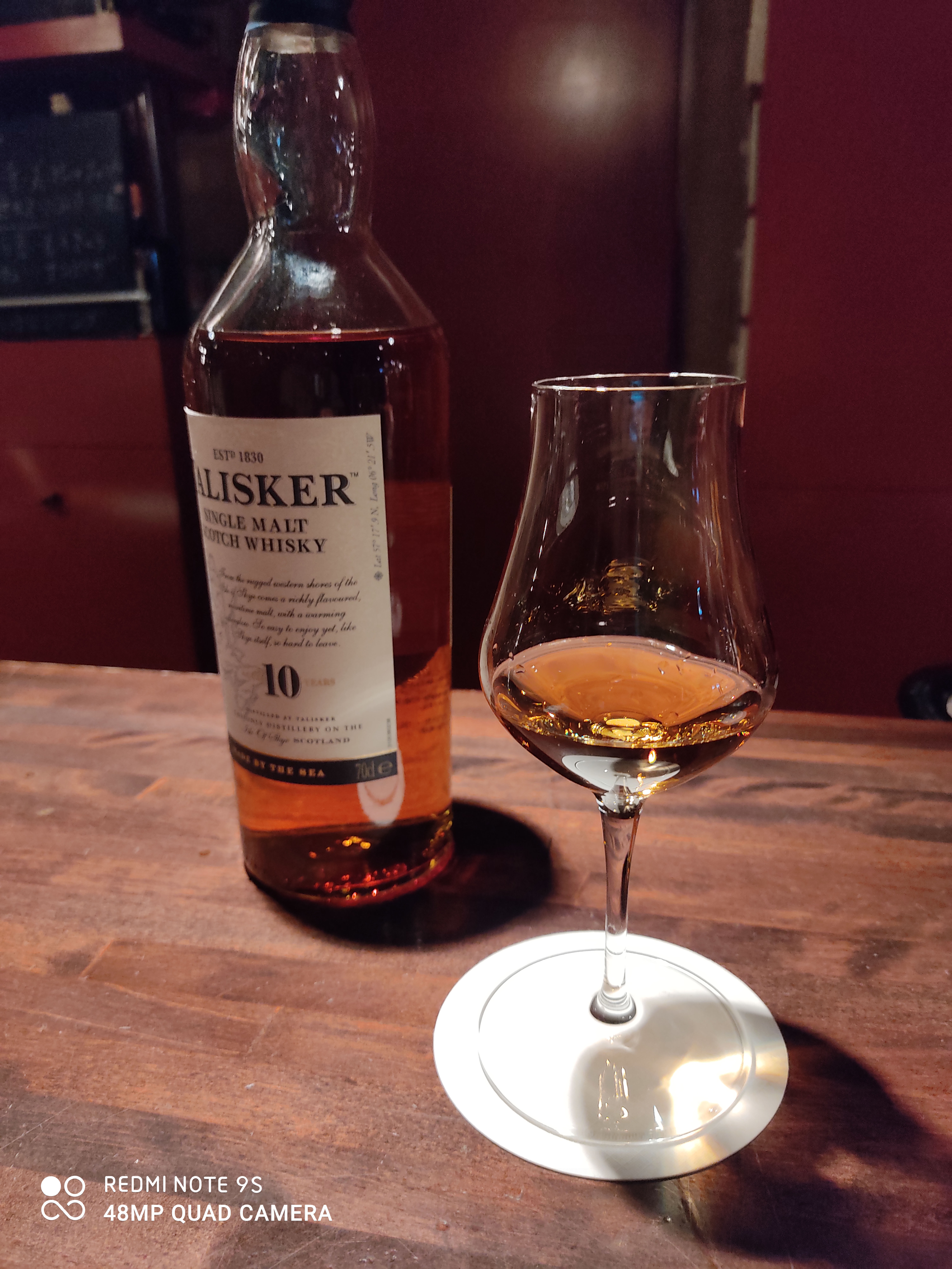 バーで撮影。上からのライトが当たっているが、バランス良く撮影できている