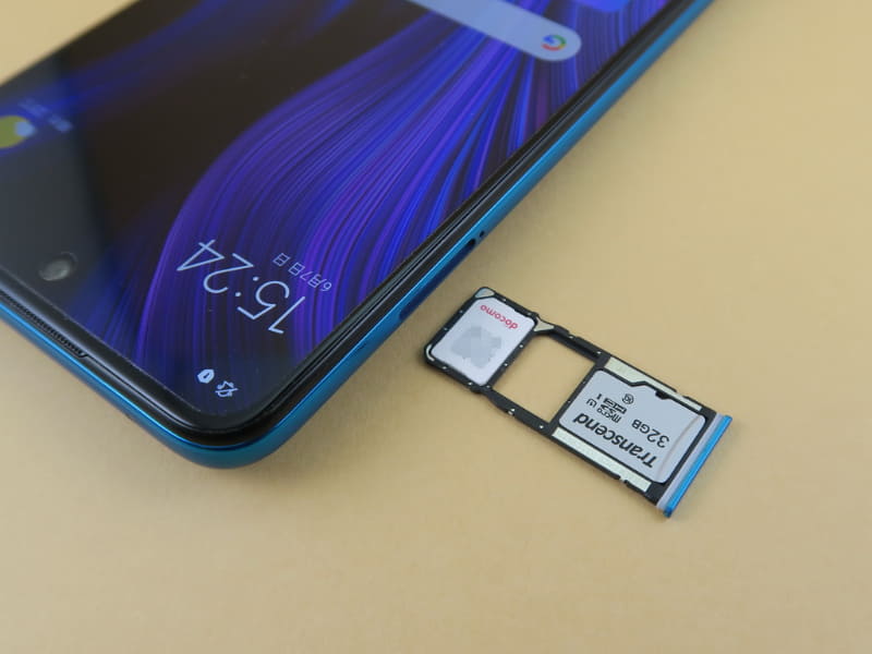 SIMカードトレイはピンで取り出すタイプ。2枚のnanoSIMカードとmicroSDカードを同時に装着できるトリプルスロットを採用