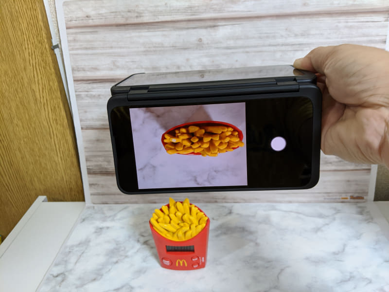 サブディスプレイの向きを変えてバリアングルディスプレイ的に利用