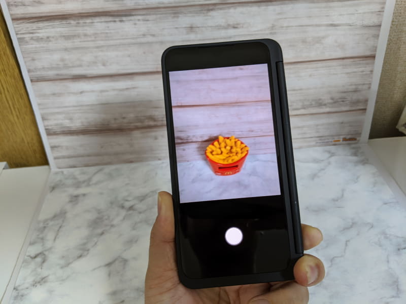 サブディスプレイでカメラの画面を見ながらインカメラで撮影