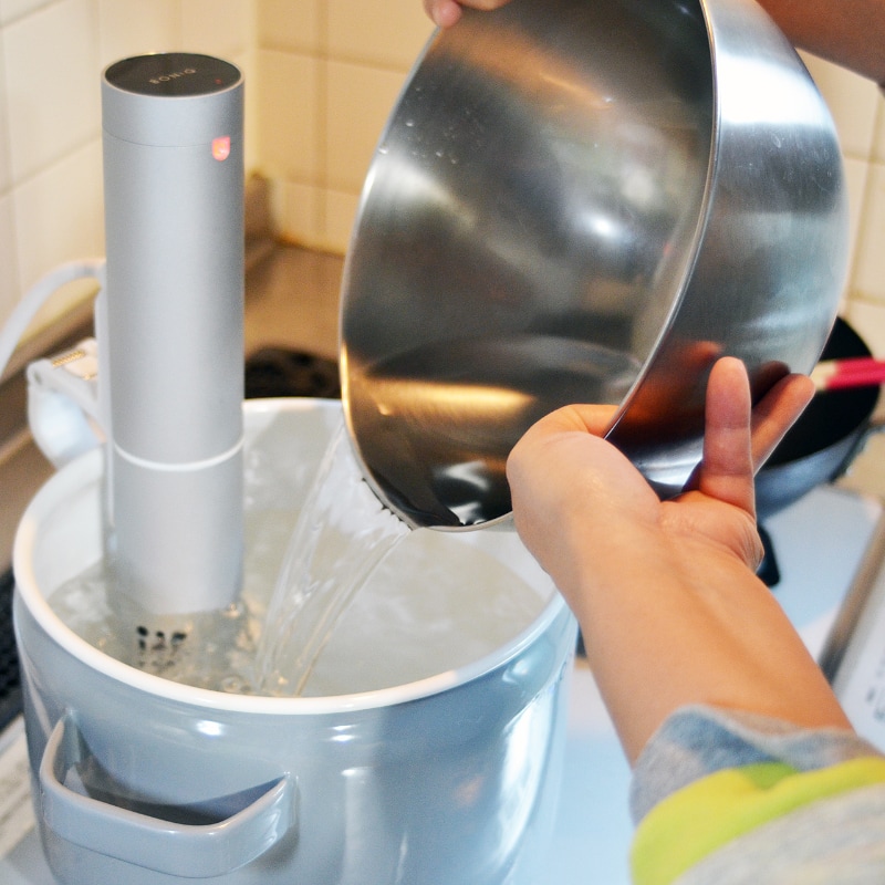 水を張らずに電源を入れるとエラーを吐くので、適量まで水を入れる必要があります。