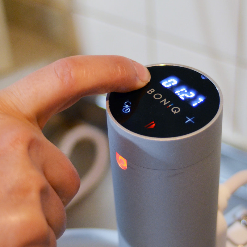 上面部のタッチパネルを触って操作します