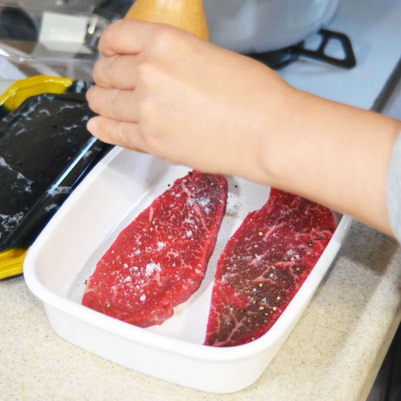 王道の牛肉の調理。塩・胡椒して下味を付けます