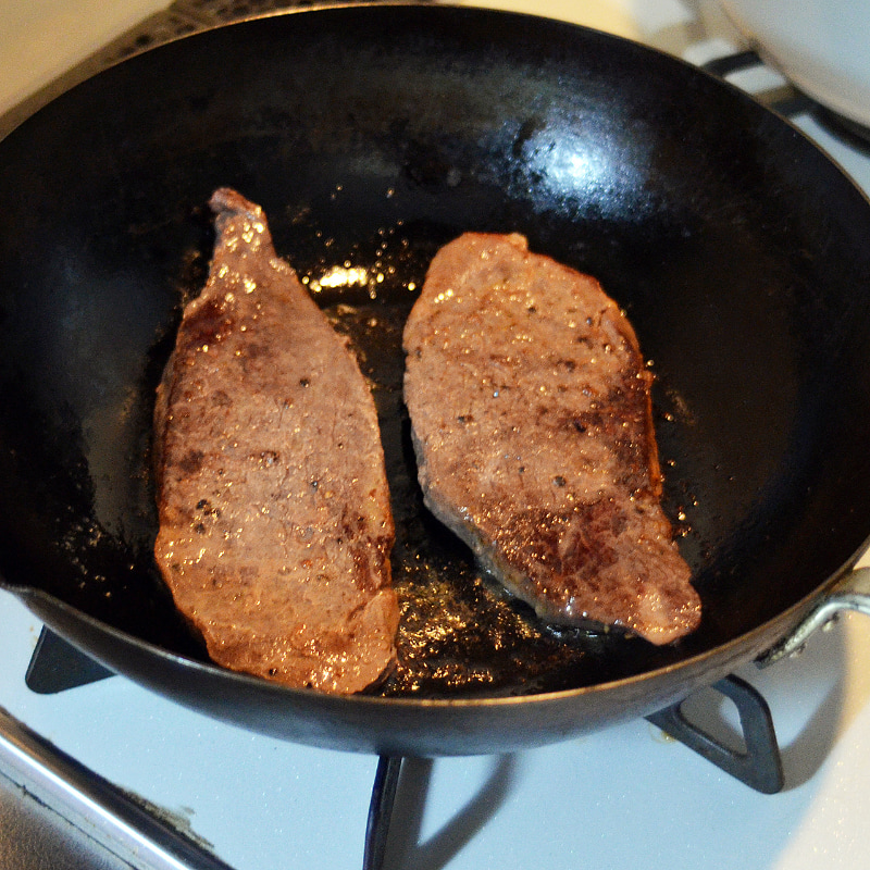 調理後、フライパンにバターを塗って両面を軽く焼いてできあがり