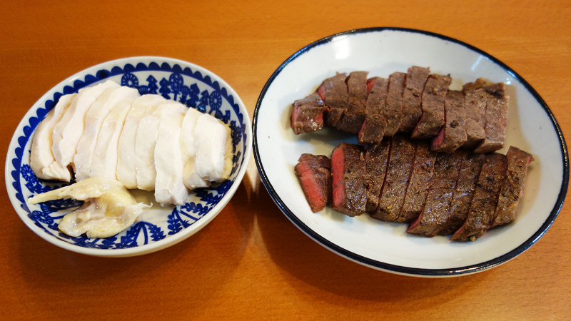 牛＆鶏むね肉のステーキ。大げさでもなんでも無く、ただただ美味い！