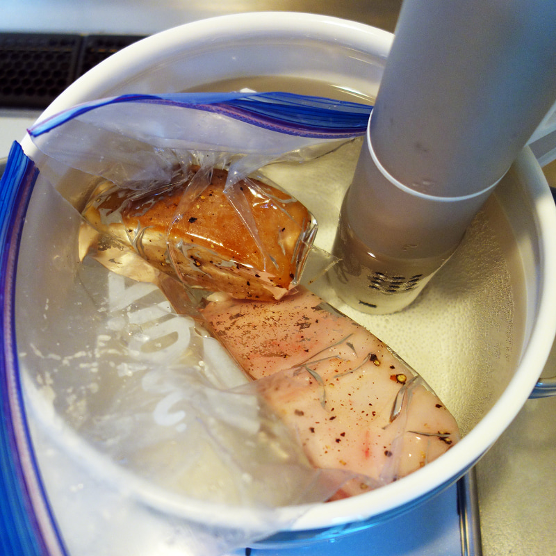 豚肉。豚バラブロックを購入してしまい、脂は水に浮き沈まないという知見を得ました