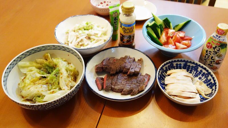 低温調理による牛＆鶏むね肉のステーキのある食卓（なお、ステーキは子ども二人によって一瞬で食い尽くされました）