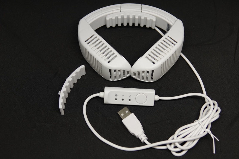 「ネッククーラーNeo」全体像。首の後中央にあたる部分からケーブルが延びており、その途中にコントローラー（スイッチ）がある