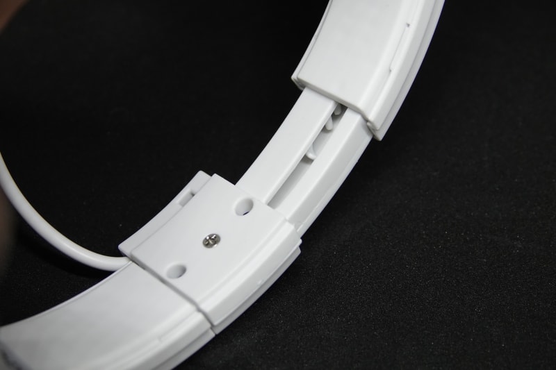 スライド式でサイズ調整可能。対応する首周りサイズは約37cmから約50cm