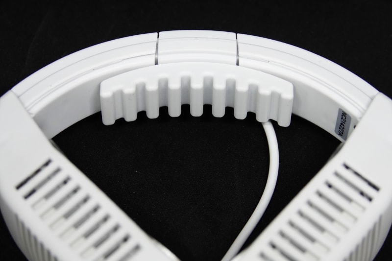 付属の調整パーツを取り付ければ、かなり首が細い人や子どもでも、隙間によって生じるガタツキ感なく使える