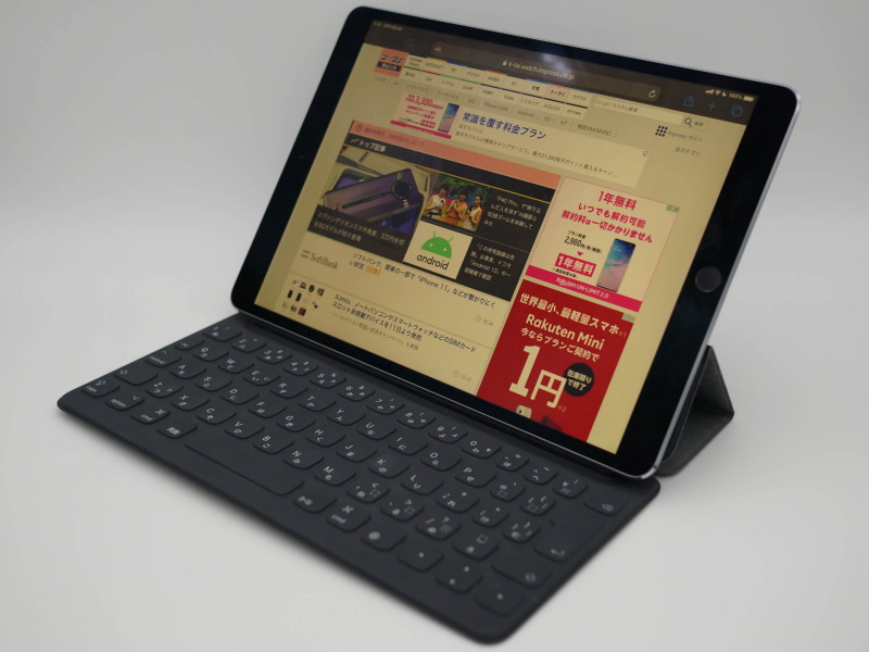 10.5インチiPad ProとSmart Keyboard Folio。現行iPad Airも同じサイズ。10.2インチの無印iPadもボディサイズはほぼ同じ