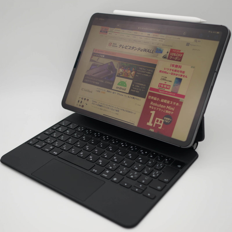 11インチiPad ProとMagic Keyboard。あわせて1kg超えは持ち歩くにはちょい重たい