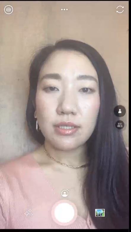 被写体は同社マーケティングマネージャーの田中 玲子氏</br>エフェクト適用前（左）と適用後（右）