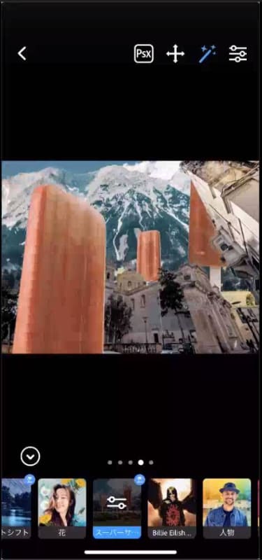 左の写真にエフェクト効果を加えた（右）</br>青空の部分が別の写真になっており、巨大なアイスのエフェクトは建物の裏に回り込んでいる