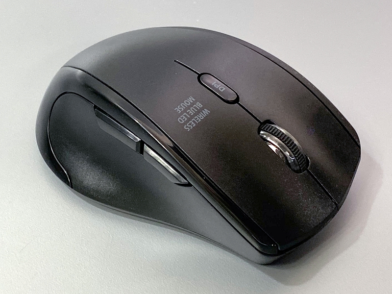 形状は一般的な5ボタンマウスだが、デザイン・ボタンの役割とも左右が完全に反転している。左右ボタンは静音仕様
