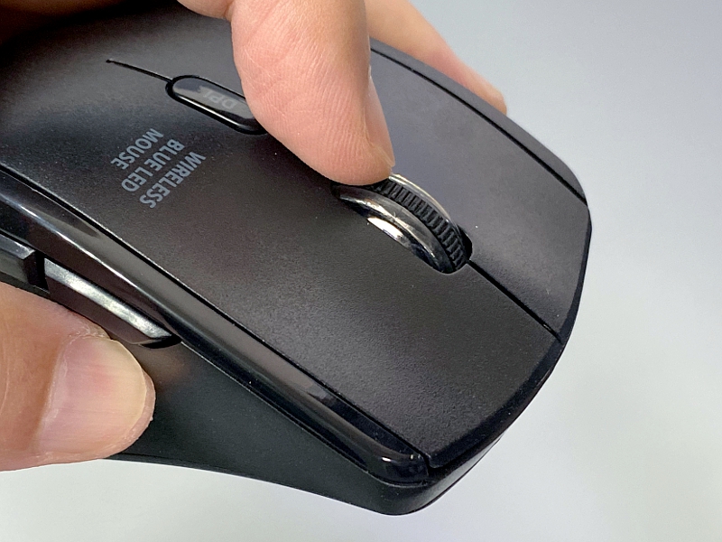 ホイールは回す時に感触のあるタイプ。手前にはDPI切替スイッチがある