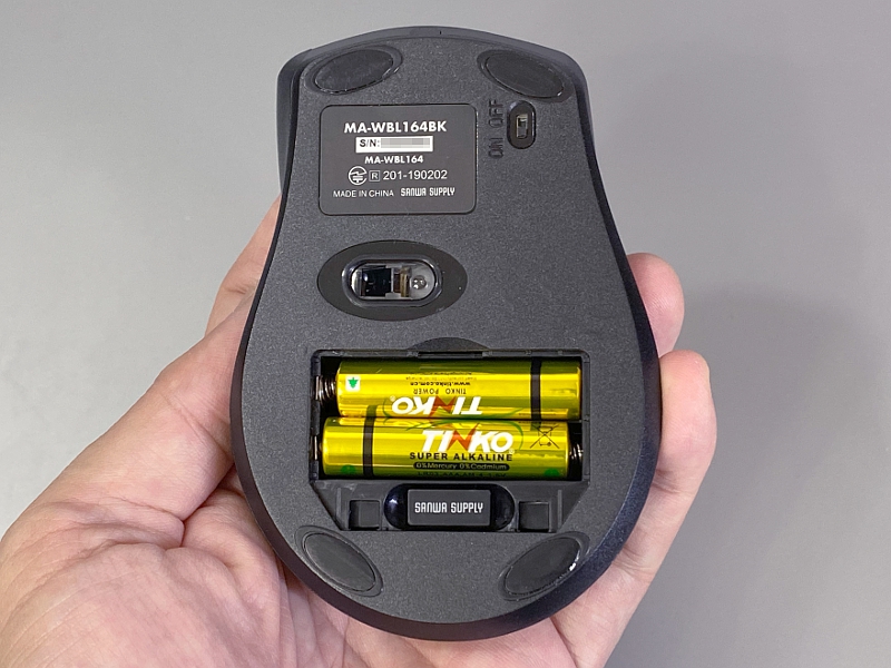 単4電池×2で駆動する。下にはレシーバを収納するスペースがある