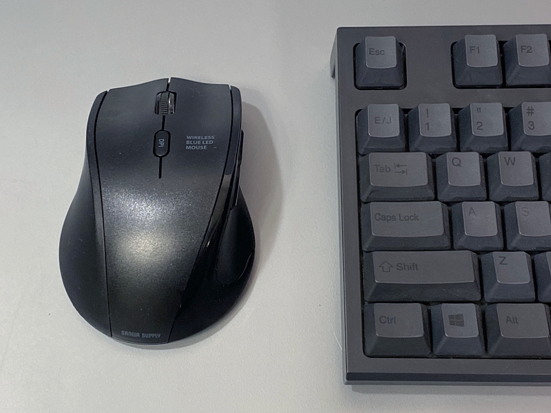 左手で使うのに特化したデザインなので、右手での利用には向かない