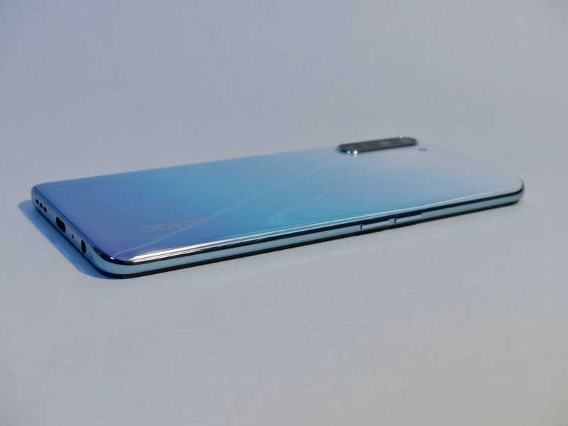 薄さは8.2ミリで重量は175グラム。ホワイトはグラデーションカラーがきれいだ