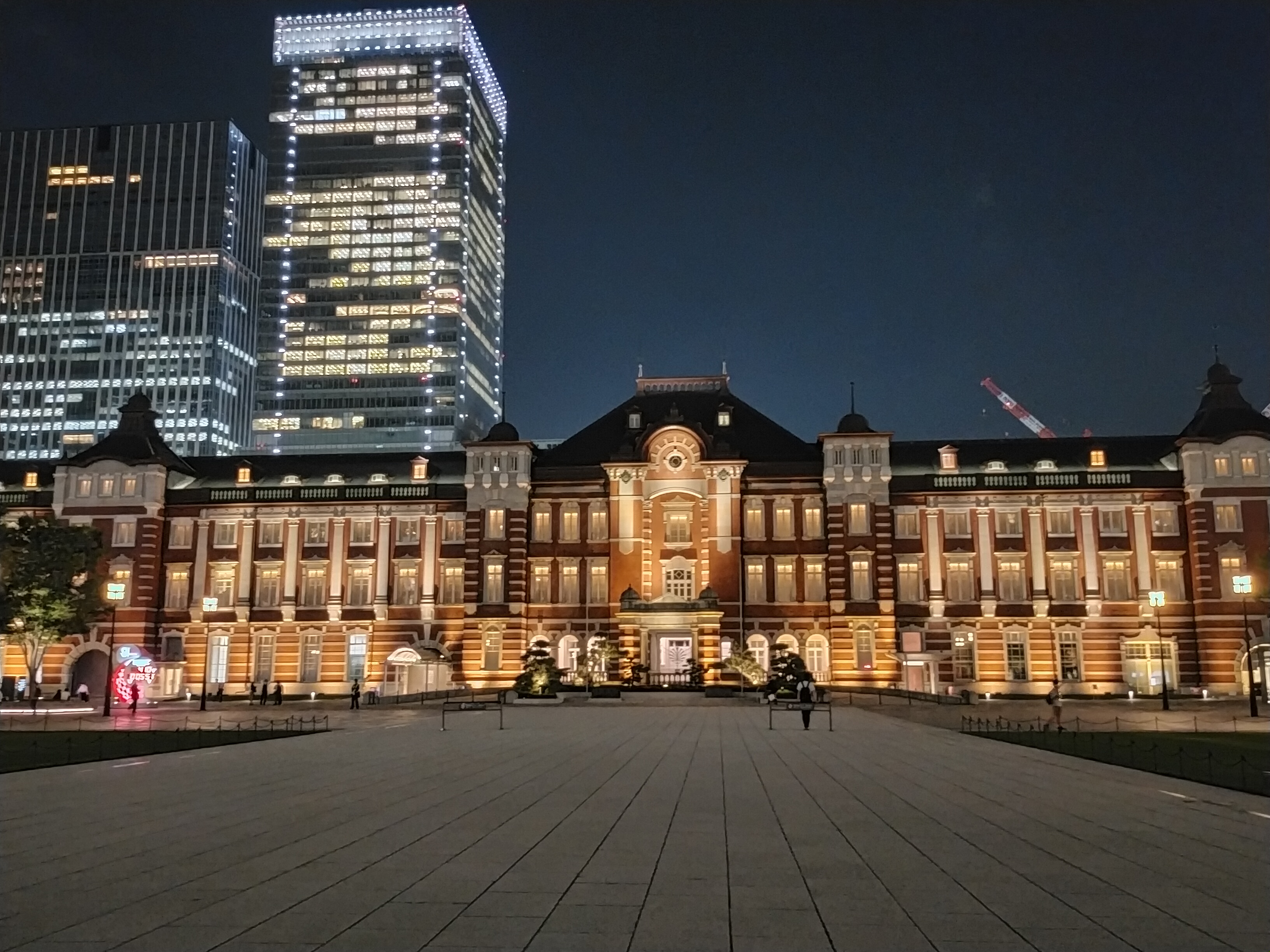 ウルトラナイトモードで撮ったライトアップされた東京駅。8秒間ほど撮影を続けるので、しっかりと構えてなるべくスマホを動かさないようにして撮る。非常に明るく、鮮明な写真になる。強い光もにじまない（拡大画像のファイルサイズは約1.9MB）