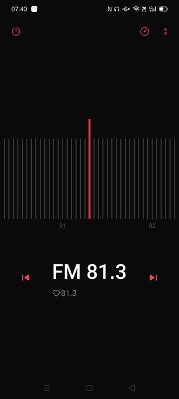 FMラジオを搭載。底面に3.5ミリのイヤフォンジャックを備えており、そこに有線イヤフォンを挿して利用する