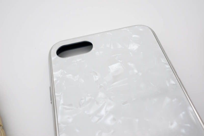 真珠層が貼り付けられたような独特なデザインの背面パネル