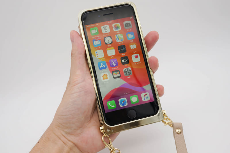 ストラップ部の取り付け部がやたら頑丈だが、その反面、下部がやや大きくなる