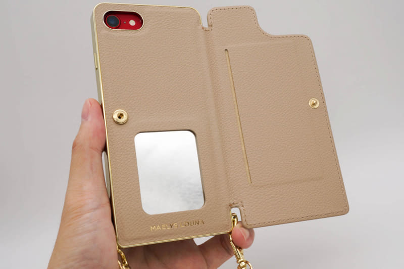 背面のフリップは画面保護ではなく、鏡とカードポケットを隠すためのもの