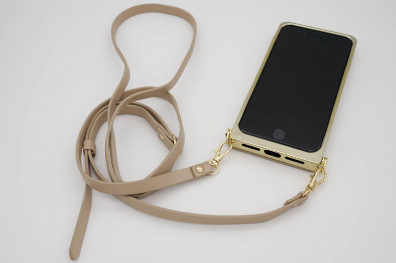 かなり長いショルダーストラップが付属する。レザーでかなりしっかりしてる