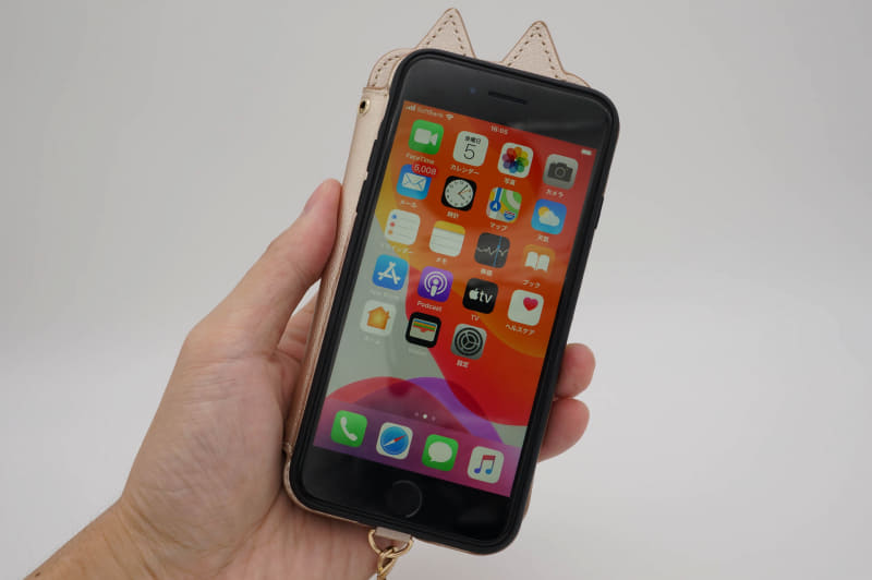 フリップを後ろに回しても猫耳だけ飛び出てるのが面白い