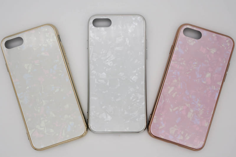 カラーは3色。ホワイトとゴールドはかなり落ち着いた印象