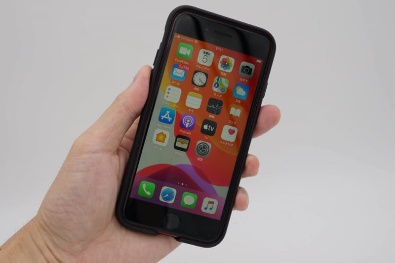 正面から見るとフレームがかなり隠れるので、iPhone本体カラーとぶつかりにくい