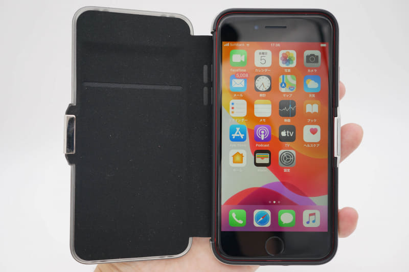 フリップ内側にはカードポケット。フリップは裏に回す事もできるが、そうするとカメラが塞がれるので注意