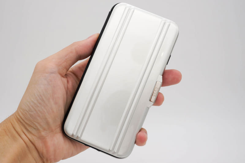 ZERO HALLIBURTON Hybrid Shockproof Flip Case。フリップを閉じた表面はゼロハリっぽさ満点