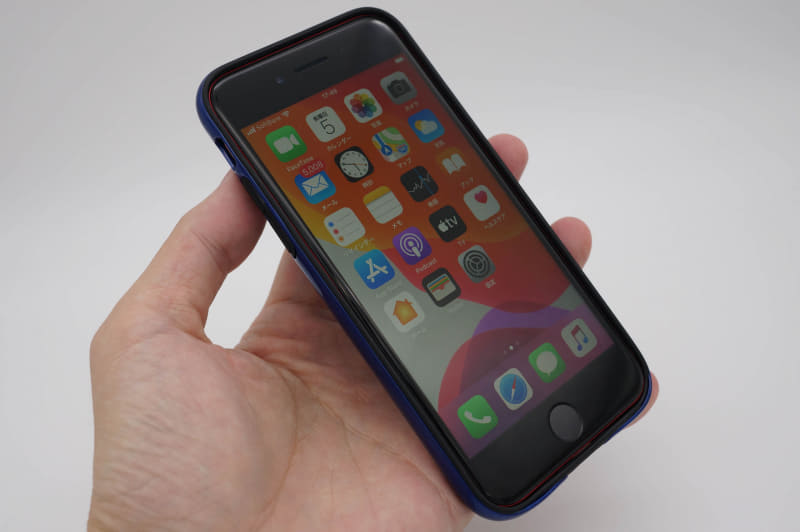 正面からだとiPhoneのカラーが目立たないくらいフレームが隠れる