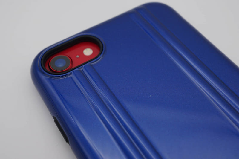 ブルーも光沢仕上げ。シルバーもだが、指紋は目立ちにくい感じになっている