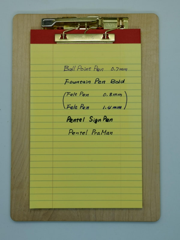 1.4㎜のフェルトペンはさすがに予想通り超スムースな書き味だが、まだまだサインペンの太さには及ばない。万年筆のような少しカリカリしたプラマンとは対照的なフェルトペンはやはりサインペンのようなスムースな書き味が命だ