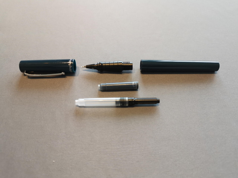 フェルトペンは、コンバーターとカートリッジの両方が付属する