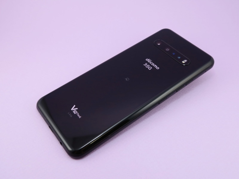 背面はカメラ部の突起もなく、すっきりしたデザイン。おサイフケータイのロゴ、「docomo 5G」のロゴ、「V60 ThinQ」のロゴがプリントされている