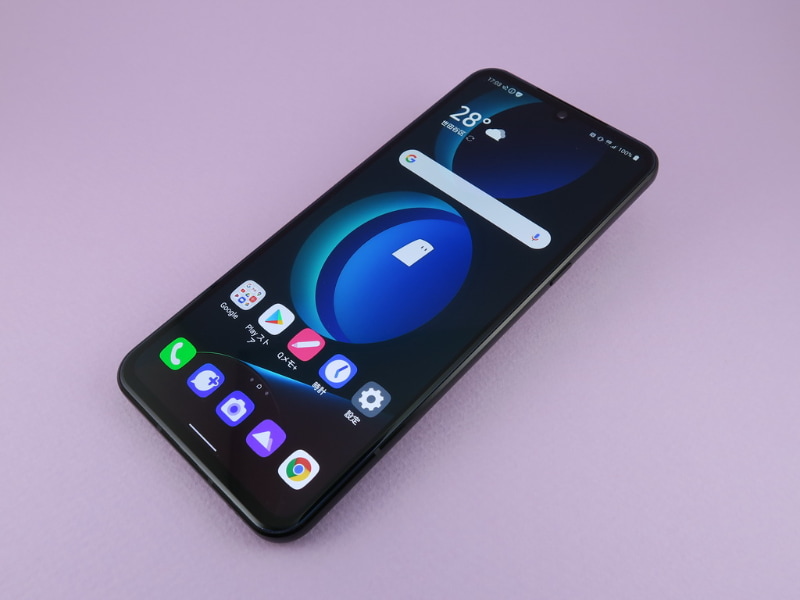 本体のボディはスリムで持ちやすいデザイン。前面のほとんどを画面が占める